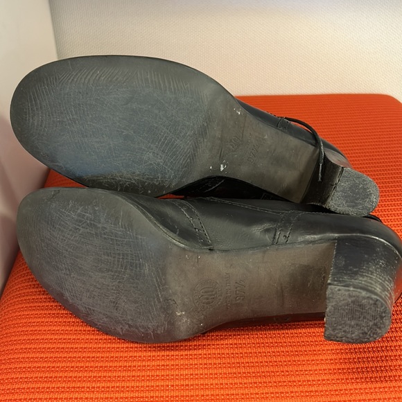 Black lace up booties. Arnold Churgin. Super soft leather. - Picture 5 of 7